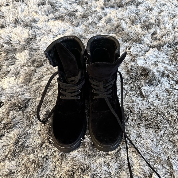 Moncler Velvet boots. - Picture 2 of 7